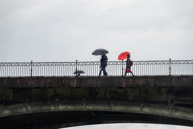 La lluvia hace acto de presencia en Sevilla.