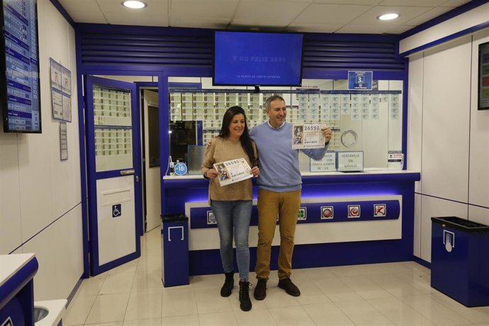Fernando Petisco y Mercedes Mico, loteros de la Administración de Salamanca que ha repartido 100 millones de euros del Gordo de 2019.