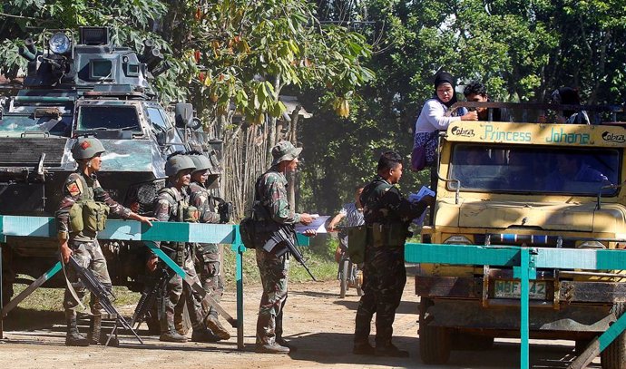 Soldats filipins busquen milicians d'Abu Sayyaf