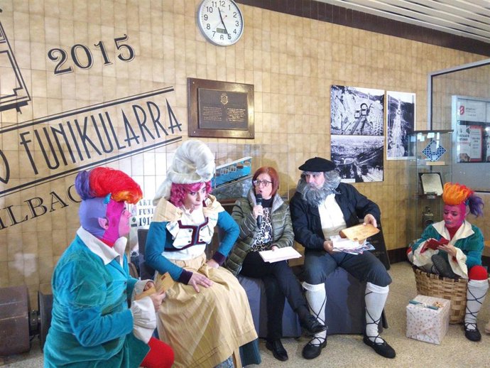 Itziar Urtasun con Olentzero, Mari Domingi y los galtzagorris en Bilbao.