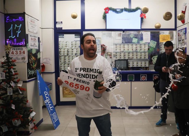 El dueño de la Administración de Lotería número 94, José María Nogales, que ha repartido 'el Gordo' con el número 26.590, este domingo en Sevilla.