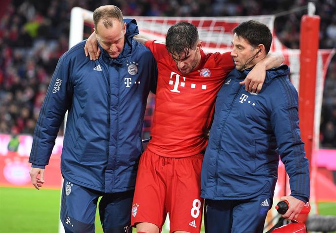 El jugador español del Bayern Múnich Javi Martínez se retira lesionado del campo