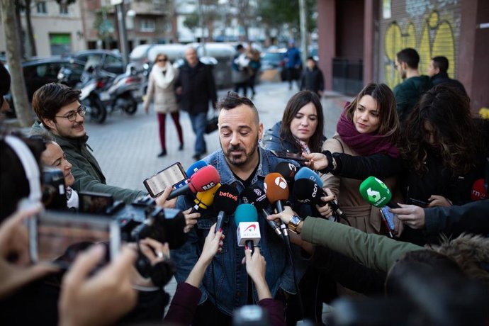 Un hombre que tuvo el Premio Gordo en las manos, pero que al final no lo compró, ofrece declaraciones a los medios de comunicación en la administración de lotería situada en la Rambla Guipúzcoa 2 de Barcelona, en la que se ha repartido parte del número 