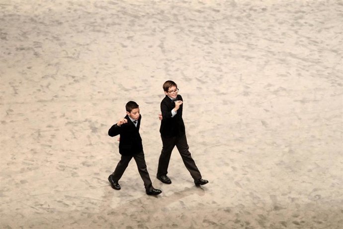Dos de los niños de la residencia de San Ildefonso, cantan uno de los quintos premios de la Lotería de Navidad, durante la celebración del Sorteo Extraordinario de la Lotería de Navidad 2019 en el Teatro Real de Madrid (España), a 22 de diciembre de 201