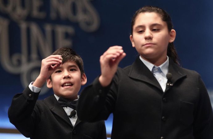 Dos de los niños de la residencia de San Ildefonso, cantan uno de los quintos premios de la Lotería de Navidad, durante la celebración del Sorteo Extraordinario de la Lotería de Navidad 2019 en el Teatro Real de Madrid (España), a 22 de diciembre de 201