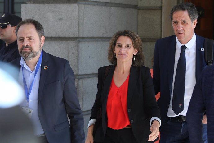 La ministra para la Transición Ecológica, Teresa Ribera (c), abandona el Congreso tras la constitución de la XIII Legislatura del Congreso de los Diputados. 