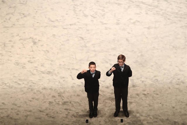 Dos de los niños de la residencia de San Ildefonso, cantan uno de los quintos premios de la Lotería de Navidad, durante la celebración del Sorteo Extraordinario de la Lotería de Navidad 2019 en el Teatro Real de Madrid (España), a 22 de diciembre de 2019.