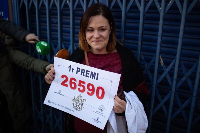 La responsable de la administración 249 'El mussol del Clot' de Barcelona, Laura Puentes, tras vender El Gordo en el Sorteo Extraordinario de Navidad 2019