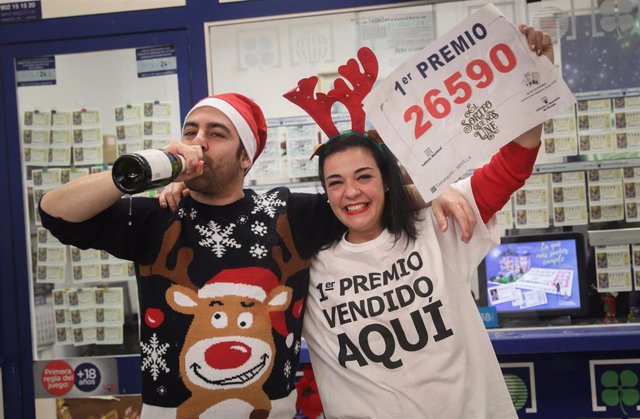Loteria Navidad 2019. Una serie de el  “Gordo” cae en Sevilla. El lotero  José María Nogales de la administración nº 94 de lotería, junto a su mujer, celebran repartir el primer premio de la lotería de Navidad.