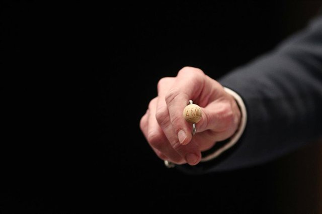 La bola correspondiente al primer premio ('Gordo') relativo a 4 millones de euros a la serie durante la celebración del Sorteo Extraordinario de la Lotería de Navidad 2019 en el Teatro Real de Madrid (España), a 22 de diciembre de 2019.