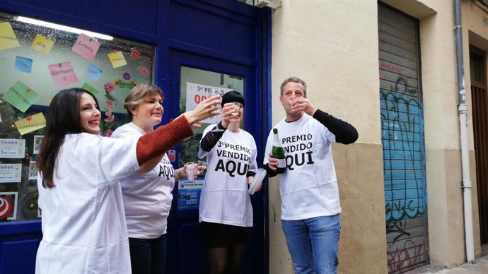 Los responsables de la Administración de Lotería n 10, de Pamplona, celebran haber repartido el tercer premio de la Lotería de Navidad