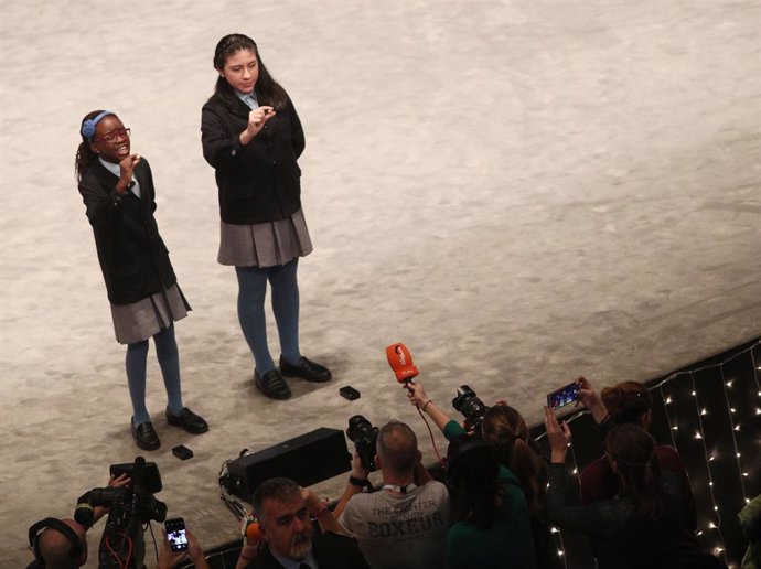 Dos de les nenes de la residncia de Sant Idelfons canten un dels cinquens premis de la Loteria de Nadal, durant la celebració del Sorteig Extraordinari de la Loteria de Nadal 2019 al Teatro Real de Madrid (Espanya), a 22 de desembre del 2019.