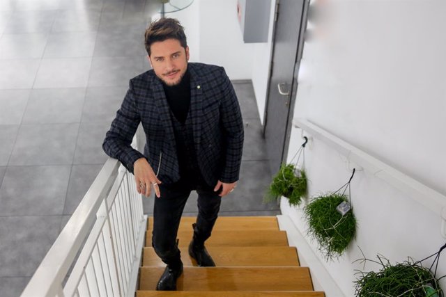 El cantante Manuel Carrasco posa tras una entrevista de Europa Press, en Madrid a 12 de diciembre de 2019.