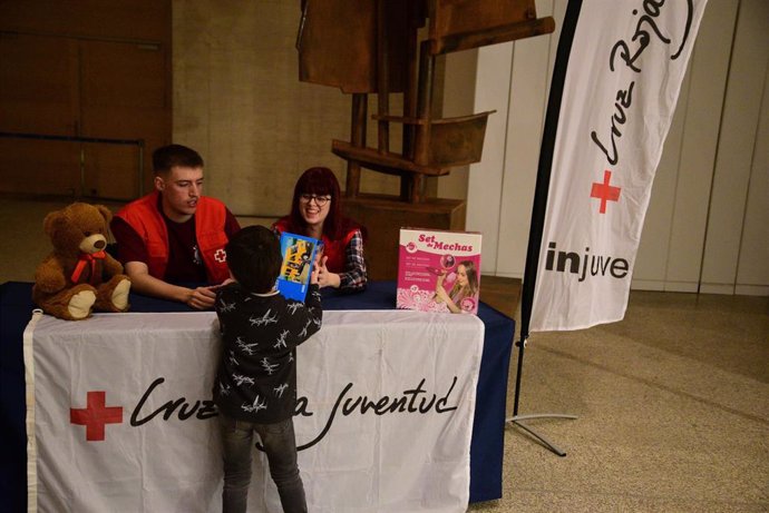 Voluntarios de Cruz Roja recogen donaciones de juguetes en las Cortes.