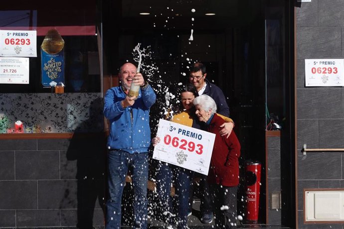 Celebración en Málaga por el número 6.293, agraciado con un quinto premio del Sorteo Extraordinario de Lotería de Navidad 2019
