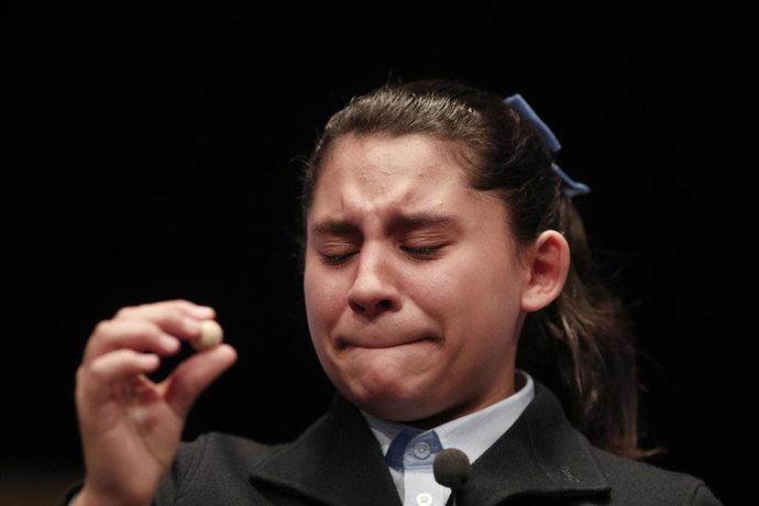 Nerea Pareja se emociona al cantar el número premiado con uno de los quintos premios de la Lotería de Navidad, durante la celebración del Sorteo Extraordinario de la Lotería de Navidad 2019 en el Teatro Real de Madrid.