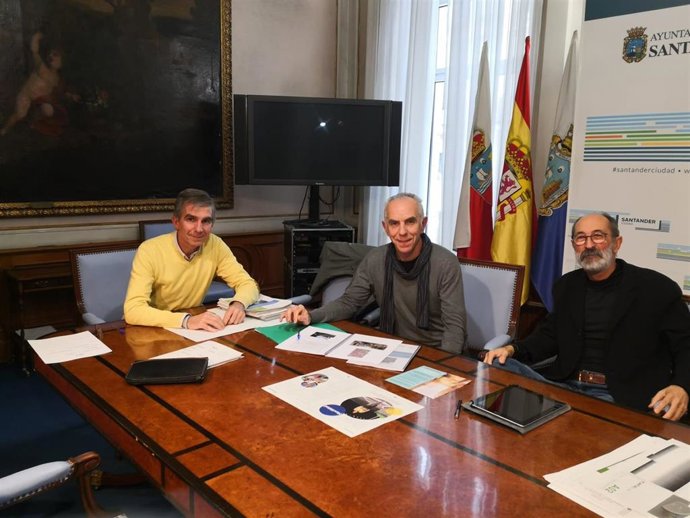 El concejal de Movilidad Sostenible, César Díaz, se ha reunido con la asociación Cantabria ConBici