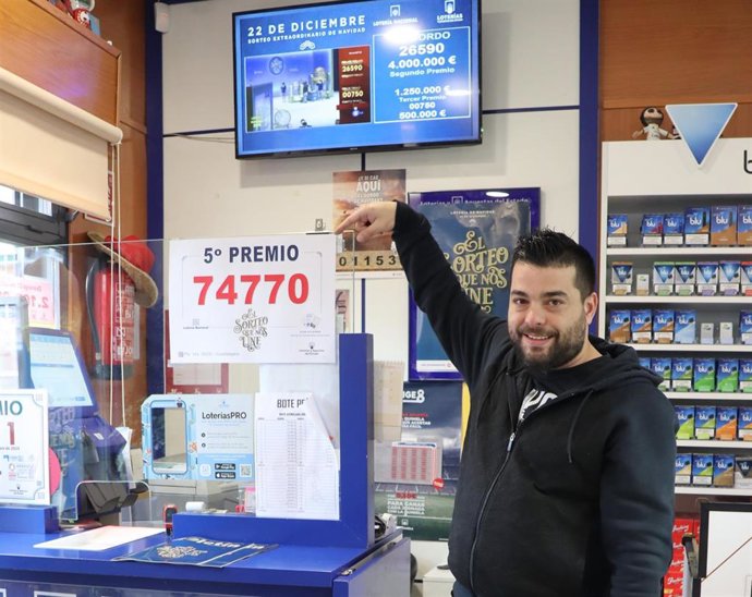 Un estanco de la calle Felipe Solano Antelo de Guadalajara reparte dos décimos del 74.770, agraciado con un quinto premio