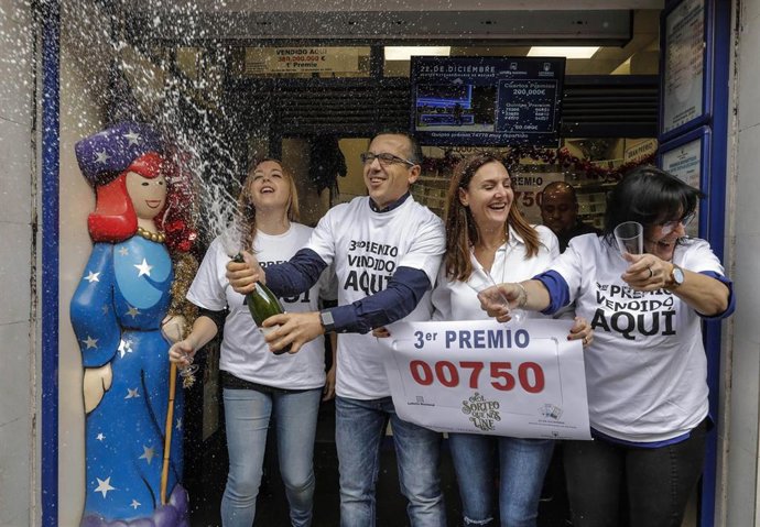 Celebración del tercer premio de la Lotería de Navidad en una administración de la avenida del Puerto de Valncia
