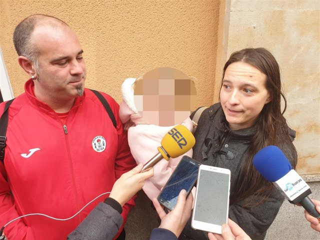 Mercedes y David atienden a los medios tras resultar agraciados con el 'Gordo' de Navidad 2019, con el que podrán terminar una reforma que hacían por fases.