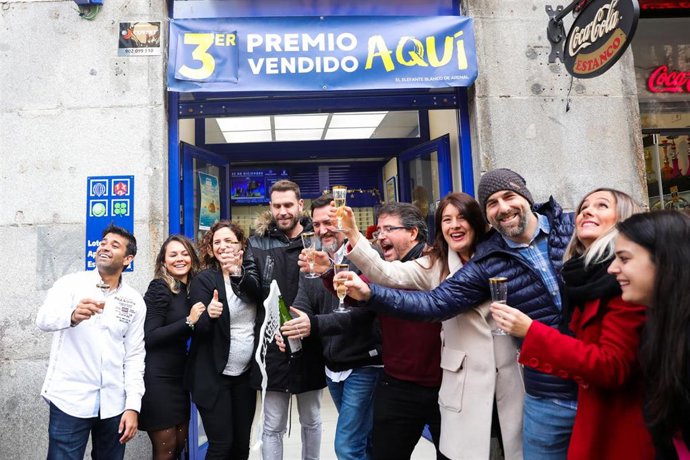 Agraciados por el Tercer Premio del Sorteo Extraordinario de Lotería de Navidad 2019 brindan con champagne en la administración situada en la calle Arenal, 16 de Madrid, a 22 de diciembre de 2019.