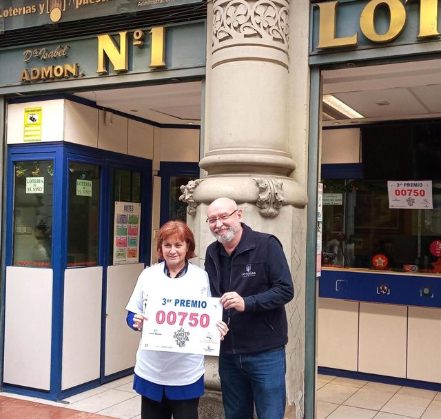 La responsable de la Administración de 'Doña Isabel', Isabel Almolda otorga un millón de euros en el tercer premio, el 00.750