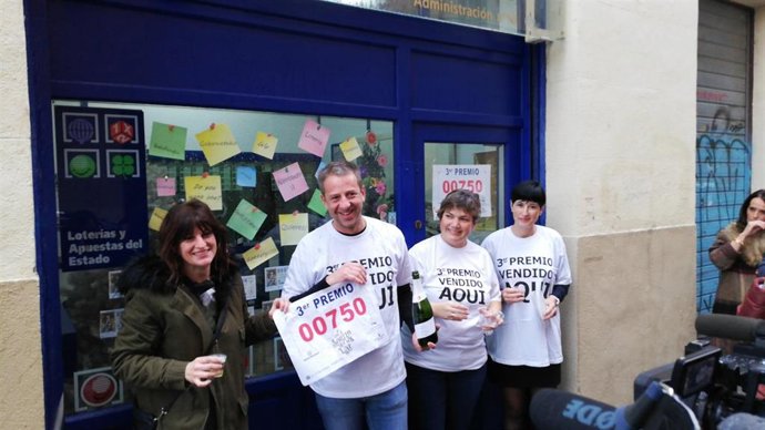 Los responsables de la Administración de Lotería n 10 de Pamplona celebran haber repartido el tercer premio de la Lotería de Navidad