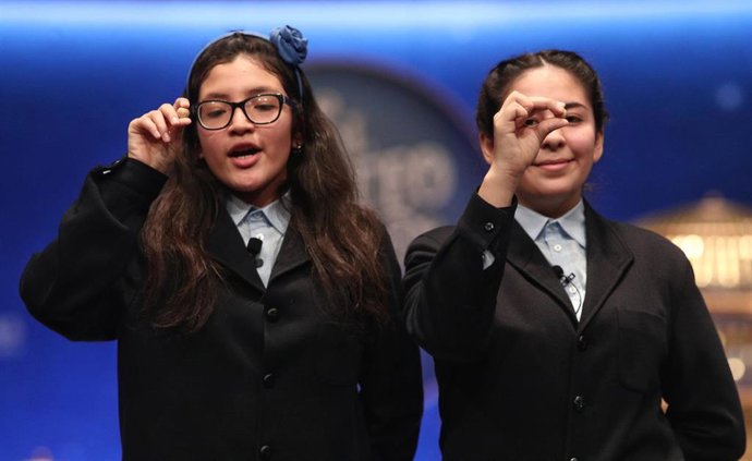 Las dos niñas de la residencia de San Ildefonso, Wendy y Nicole  posan con las bolas correspondientes al Tercer Premio de la Lotería de Navidad, con el n 00750, salido durante el canto de la quinta tabla del Sorteode la Lotería de Navidad 2019.