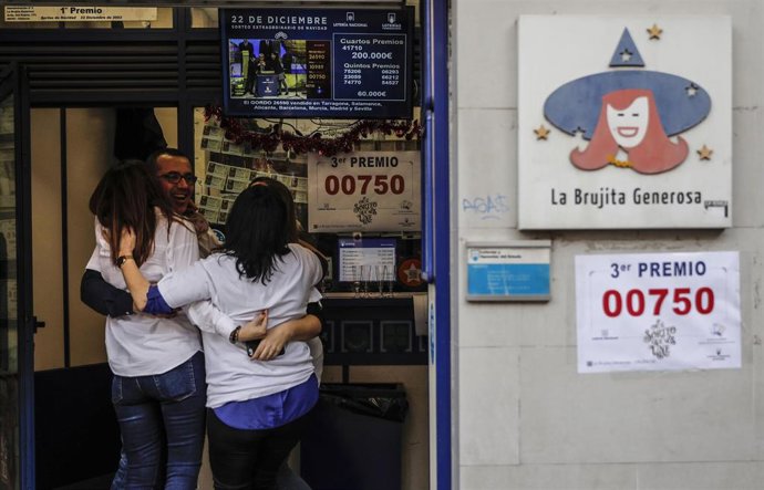 Celebración del tercer premio de la Lotería de Navidad en una administración de la Avenida del Puerto de Valncia