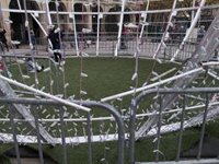 Pintan y estropean la bola monumental de Navidad, instalada en la plaza del Mercado, y hoy "no podrá funcionar"