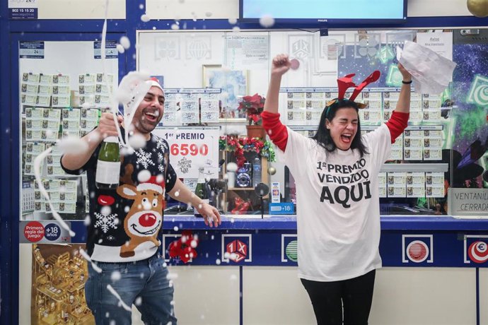 Loteria Navidad 2019. Una serie de el  Gordo cae en Sevilla. El lotero  José María Nogales de la administración n 94 de lotería, junto a su mujer, celebran repartir el primer premio de la lotería de Navidad.