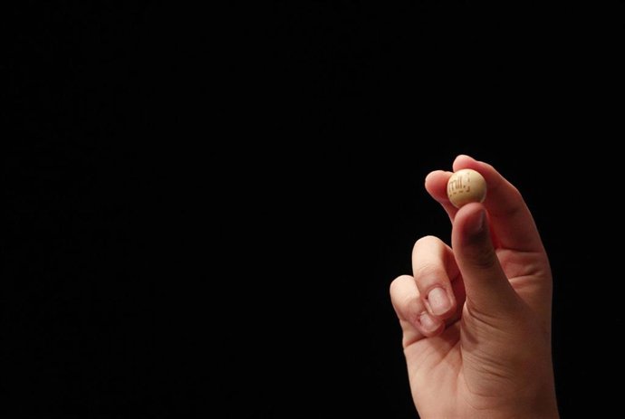 Una de las bolas premiadas en el Sorteo Extraordinario de la Lotería de Navidad 2019 en el Teatro Real de Madrid (España), a 22 de diciembre de 2019.