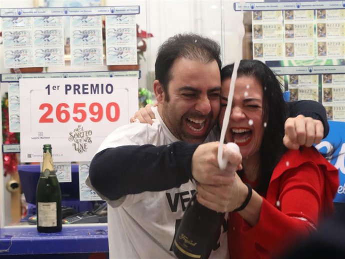 Loteria Navidad 2019. Una serie de el  Gordo cae en Sevilla. El lotero de la administración n 94 de lotería, celebra el primer premio de la lotería de navidad junto a su mujer.