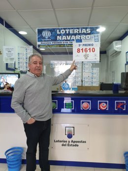 Andrés Navarro, el titular del despacho de Lotería, ubicado en Sant Antoni de Portmany, donde se ha  vendido el último quinto premio del Sorteo de Navidad de 2019.