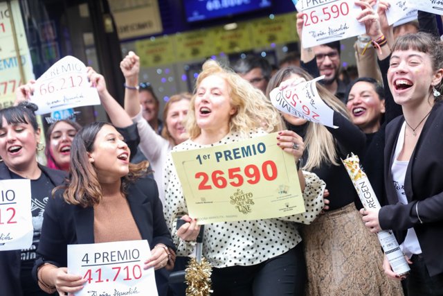 Premiados celebran los resultados del Sorteo de la Lotería de Navidad