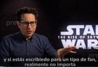 J.J. Abrams responde a las críticas: "Si escribes Star Wars pensando que gustará, estás jodido"