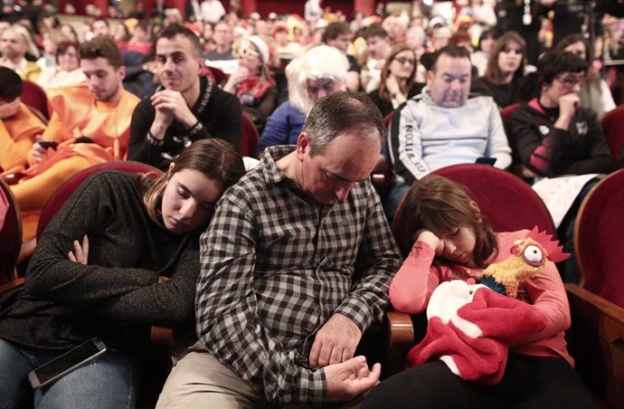 Algunos de los asistentes se quedan dormidos durante la celebración del Sorteo Extraordinario de la Lotería de Navidad 2019 en el Teatro Real de Madrid.