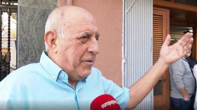 Basilio Flores, dueño del 'Bar Pepe' de Sant Vicent del Raspeig (Alicante), celebra haber repartido el 'Gordo'