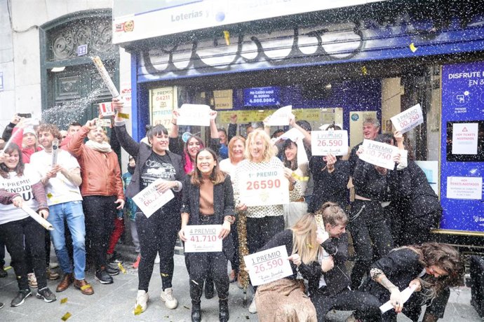 Algunos de los agraciados con distintos premios de la Lotería, frente a la famosa administración de 'Doña Manolita, donde se han tocado algunos de los premios del Sorteo Extraordinario de la Lotería de Navidad 2019, a 22 de diciembre de 2019.