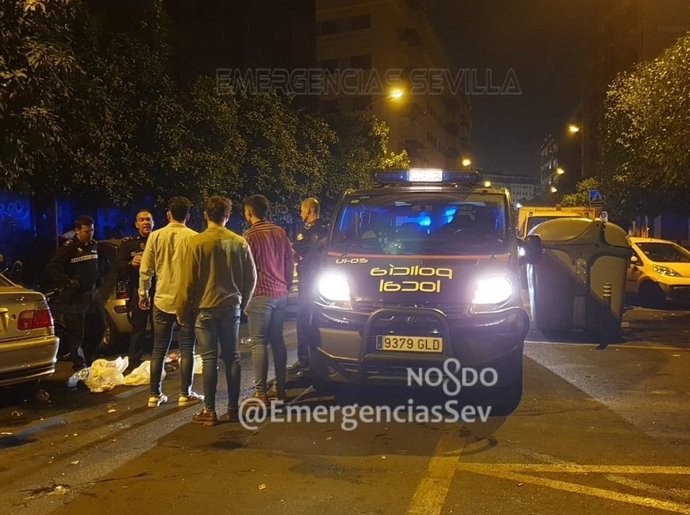 Jóvenes y Policía Local en Sevilla en una imagen de archivo