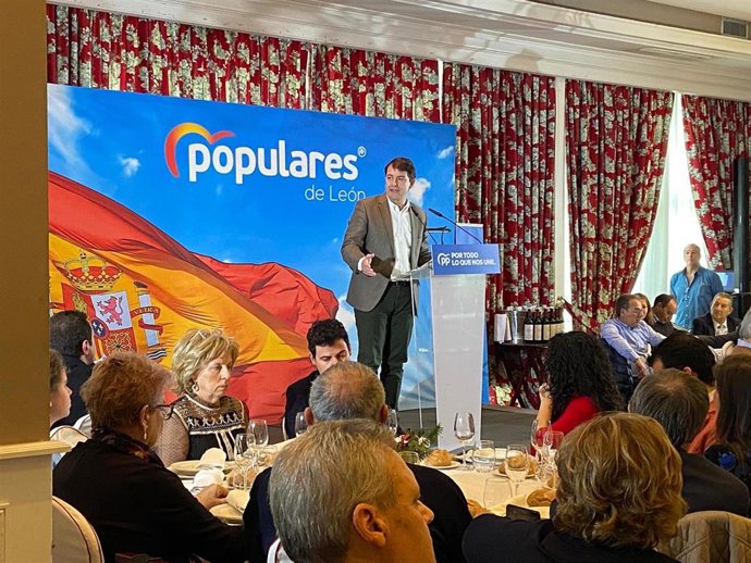 Fernández Mañueco durante la comida de Navidad del PP de León