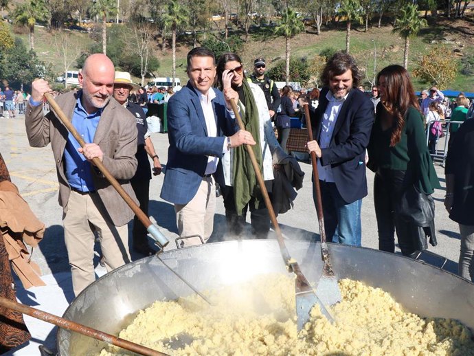 Autoridades y el actor Salva Reina participan en la elaboración de migas en Torrox