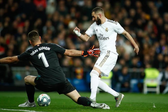 Karim Benzema intenta desbordar a Unai Simón en una de las mejores ocasiones del Real Madrid-Athletic Club