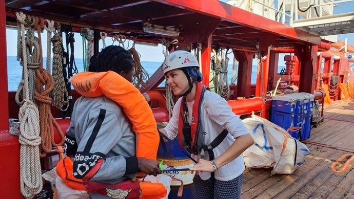 Una trabajadora de MSF con uno de los rescatados por el buque Ocean Viking