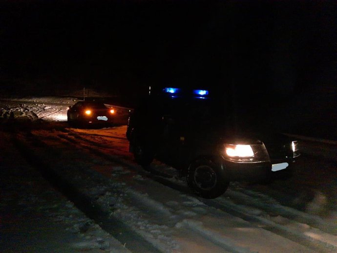 La Guardia Civil auxilia a dos mujeres atrapadas con su vehículo en la nieve en Belagua.