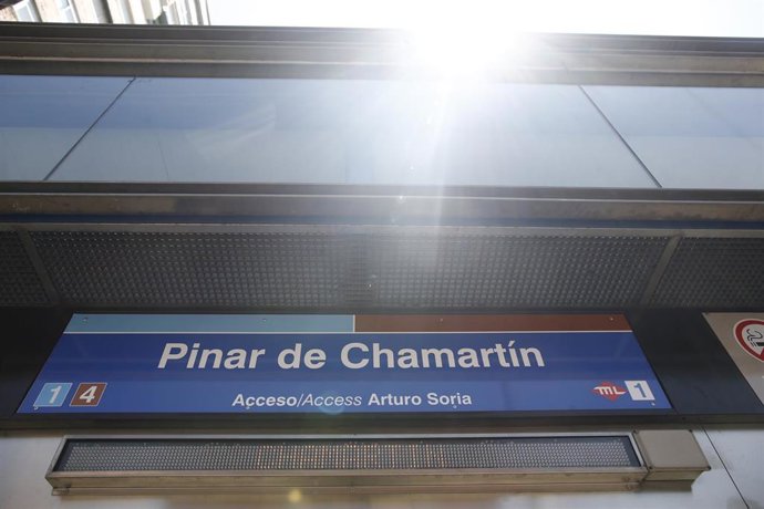 Imagen de la boca de metro de Pinar de Chamartín, estación donde termina la línea 4 de metro (línea marrón) 