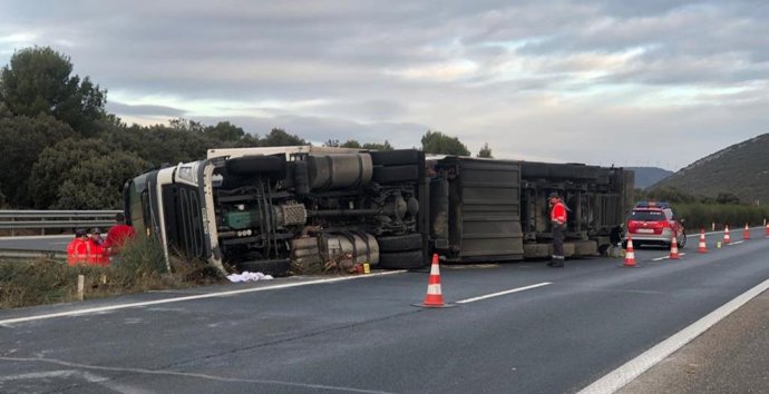 Accidente por la coisión entre un camión y un turismo en la AP-15 (Autopista de Navarra) en el témrino de Unzué.