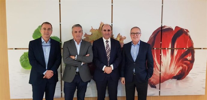 El consejero Ayerdi junto a responsables de la empresa Florette