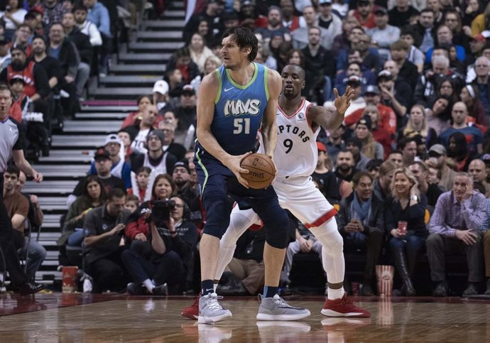 Ibaka defendiendo a Marjanovic en el Raptors-Mavericks