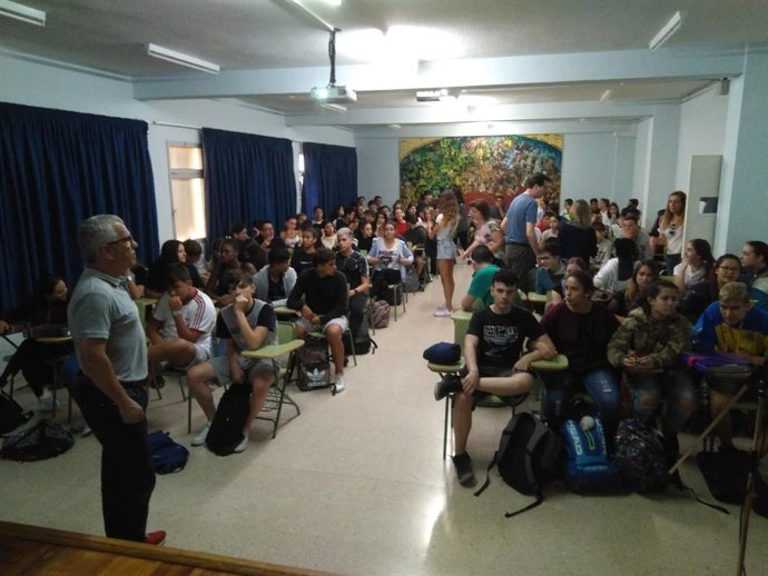 Canarias, 1500 Km de Costa enseña a 150 alumnos del IES José Zerpa de Vecindario (Gran Canaria) a prevenir ahogamientos